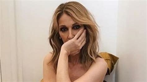 Céline Dion la chanteuse prend la pose entièrement nue pour le