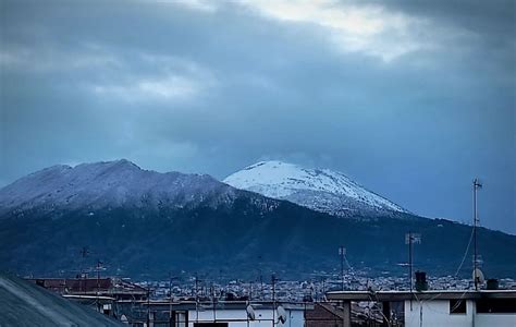 Cappuccio Bianco Sul Vesuvio Ancora Neve Sulla Cima Del Vulcano FOTO