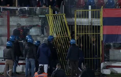 Caos durante Casertana Foggia sei feriti tra polizia e tifosi uno è grave