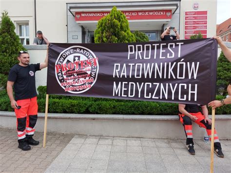 Protest Ratownik W Medycznych Przed Urz Dem Wojew Dzkim Zostali My