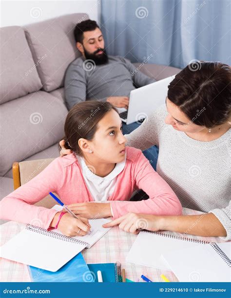 Mère Aidant Sa Fille à Faire Ses Devoirs Photo stock Image du