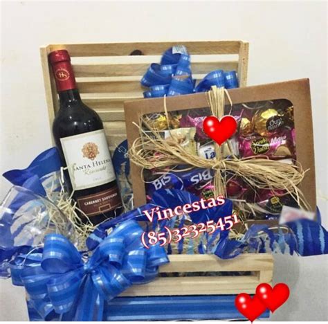 Cesta baú masculino vinho e bombons e chocolates Cestas de Café