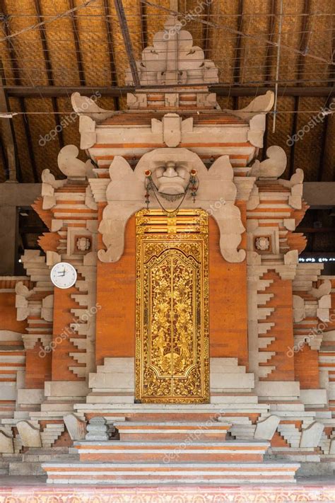 Puerta Dorada Al Santuario Del Templo De Batuan Ubud Bali Indonesia