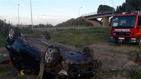 Herido un hombre tras volcar su coche en la pista que une Alagón con