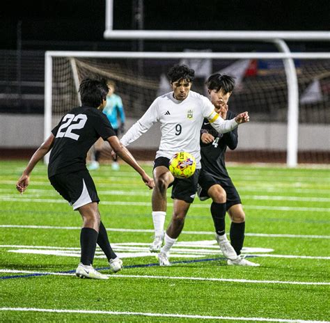 Valencia boys’ soccer draws with Canyon