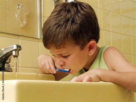 Stockfoto Niño Cepillándose Los Dientes En Un Bañolavando Los Dientes