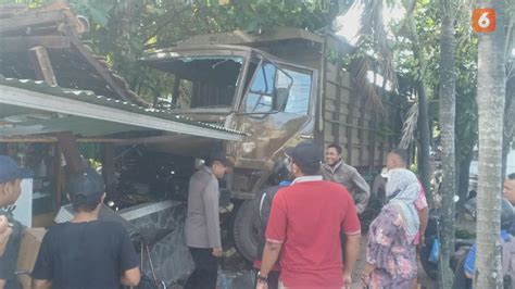 Rem Blong Truk Fuso Di Banyuwangi Seruduk Pagar Puskesmas Dan Motor