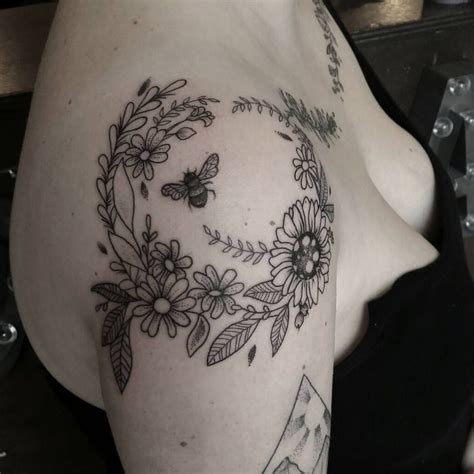 E M J A Y ॐ on Instagram | Flower tattoo shoulder, Floral tattoo ...