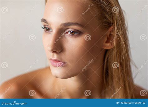 Portrait Nu De Mode Dune Fille Aux Cheveux Blancs Photo Stock Image