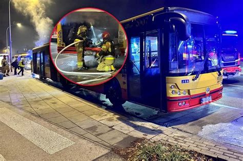 Pożar autobusu w Warszawie Zapaliła się komora silnika W środku byli