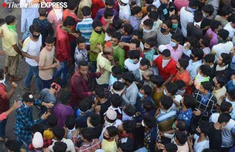 Sea Of Migrants Keen To Return Home Gather Outside Mumbais Bandra