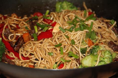 WOK DE NOUILLES CHINOISES SAUTEES BOEUF ET LEGUMES Du Jardin Et Du