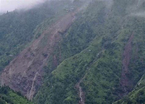 दोलखामा पहिरो जाँदा १५ महिने बालकको मृत्यु तीन जना बेपत्ता