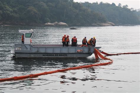 Com1ºDN coordena Exercício de combate à poluição hídrica na Baía de