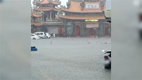 台南清晨暴雨發布淹水警戒 「水淹到小腿」宮廟前成汪洋一片｜四季線上4gtv