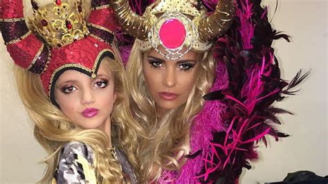 Katie Price Schockiert Mit Fotos Ihrer Geschminkten Tochter Princess