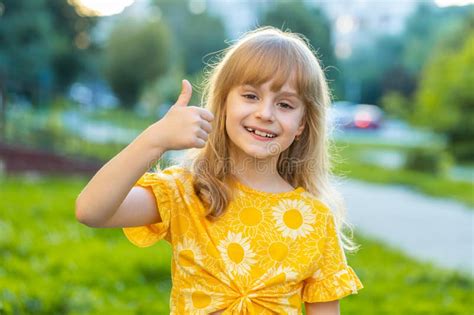 Menina Feliz Mostrando Os Polegares Como Ok Sim Sinal De Uma Boa