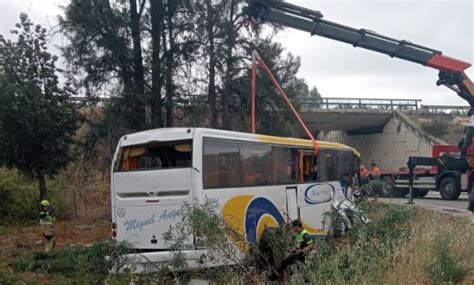 Una fallecida y varias heridas tras volcar un autobús en Almonte