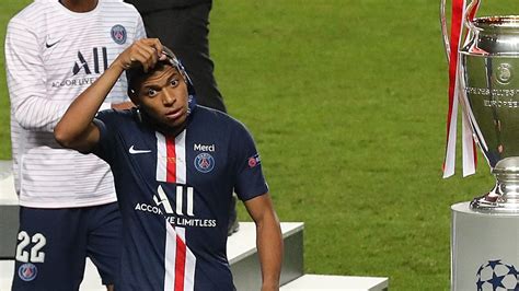 Fußball Profi Kylian Mbappé kündigt seinen Abschied aus Paris an