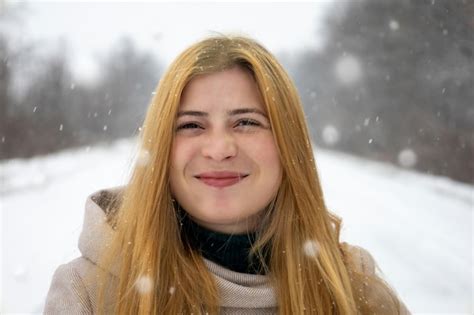 Retrato De Una Chica Pelirroja Con Pecas En La Cara Con Fondo De Nieve