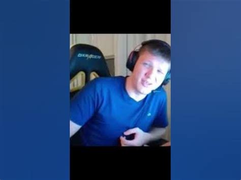 симпл поет новогоднюю песню #симпл - YouTube