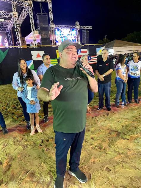 Mazinho Serafim Faz Abertura Do Rodeio Da Exposena Rural Show Em Noite