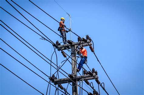 Working On Power Lines With Aerial Lifts Alc