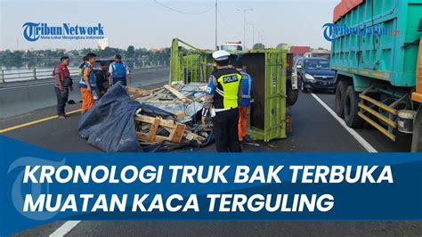 Diduga Kelebihan Muatan Truk Bak Terbuka Muatan Kaca Terguling Di Tol