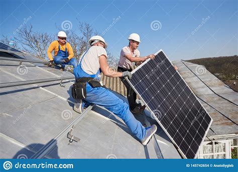 Installation Av Det Sol Photovoltaic Panelsystemet P Taket Av Huset