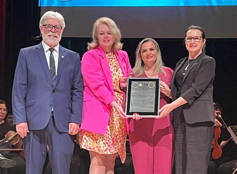 Fcee Pedagoga Da Fcee Homenageada Na Edi O Do Pr Mio Educador