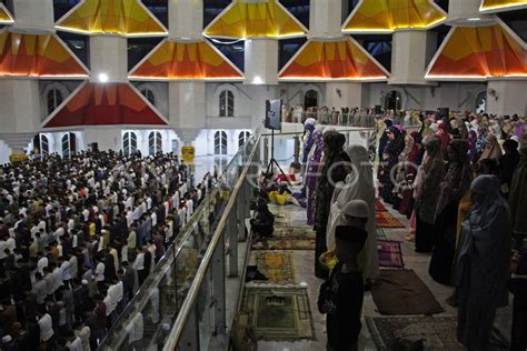 Shalat Tarawih Pertama Di Makassar Antara Foto