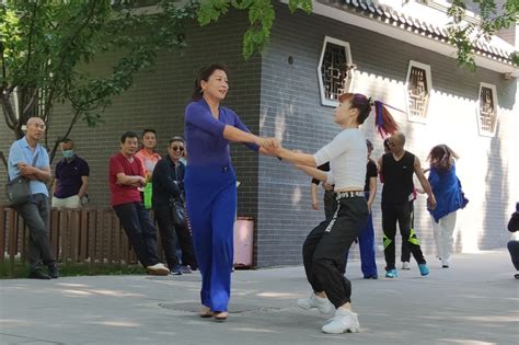 吉特巴双人对跳，节奏动感，梅子老师和花园老师舞步欢快凤凰网视频凤凰网