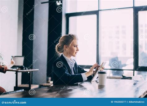 Beautiful Blonde Chatting With Her Boyfriend Stock Image Image Of Corporate Beautiful 196350277
