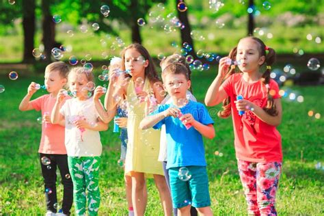 Bambini Che Soffiano Le Bolle Di Sapone Foto Stock Download 246