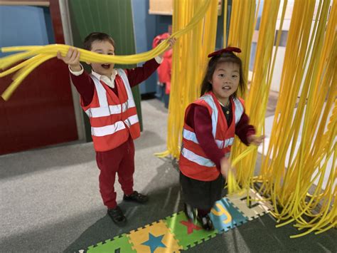 Kensington Wade | Reception zoom into space! | Mandarin Tutor