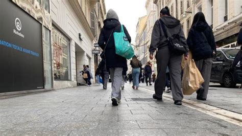 Pas De Cohue Dans Les Rues Pour Le Premier Jour Des Soldes