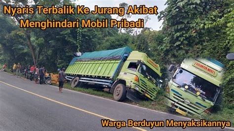 Akibat Menghindari Tabrakan Truck Hino Nyaris Terbalik Ke Jurang