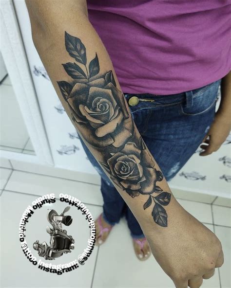 Tattoo Rosas Escuras STUDIO MAKAIVIO TATTOO WHATSAPP 62 99510