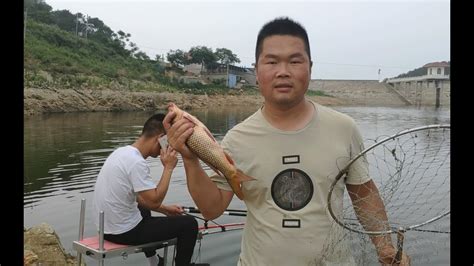 河南农村小伙在山里水库边钓鱼，钓到天黑钓这么多鱼，这鱼获咋样？ Youtube