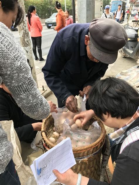 農村80歲大爺每街背土雞蛋賣賺80元，他說權當鍛煉身體 每日頭條