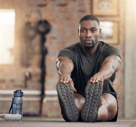 Homme Noir étirement Et Fitness Dans La Salle De Gym Entraînement Et