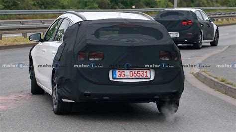 Refreshed Hyundai I Wagon Makes Spy Photo Debut