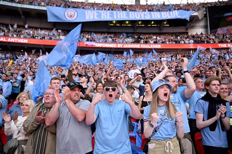 Manchester United And Man City Fans Paint London Red And Blue Fa Cup