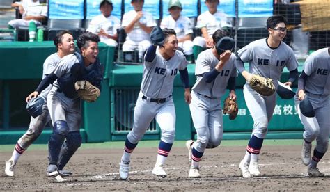 ＜広陵・慶応＞試合に勝利し、笑顔で挨拶に向かう慶応ナイン （撮影・後藤 大輝） ― スポニチ Sponichi Annex 野球