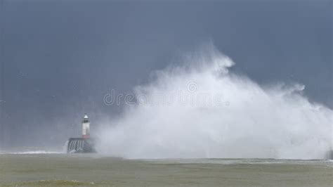 Ondas Massivas Caem Sobre A Parede Do Porto Em Um Farol Durante Grande