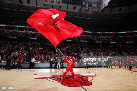 Chicago Bulls Flag Photos and Premium High Res Pictures - Getty Images