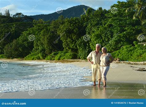 Retrato De Pares Idosos Na Praia Tropical Foto De Stock Imagem De