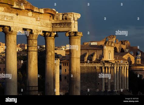 Columnas Del Templo De Saturno Con San Luca Y Martina Iglesia En El