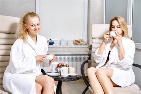 Twee Jonge Mooie Meisjes In Een Spa Salon Blonde Vrouwen Praten Leuk