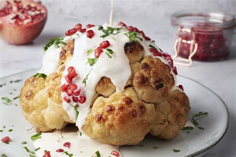 Geroosterde Bloemkool Op Z N Geheel Met Tahinsaus En Granaatappel